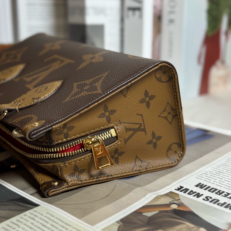 (日本購證全配🎁)LV M46653 OnTheGo East West系列 Reverse 皮革飾邊帆布手提/斜背包✨最新晶片款-5