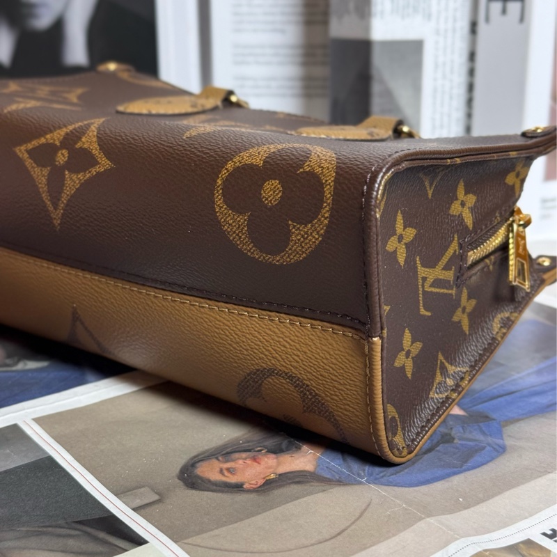 (日本購證全配🎁)LV M46653 OnTheGo East West系列 Reverse 皮革飾邊帆布手提/斜背包✨最新晶片款-7