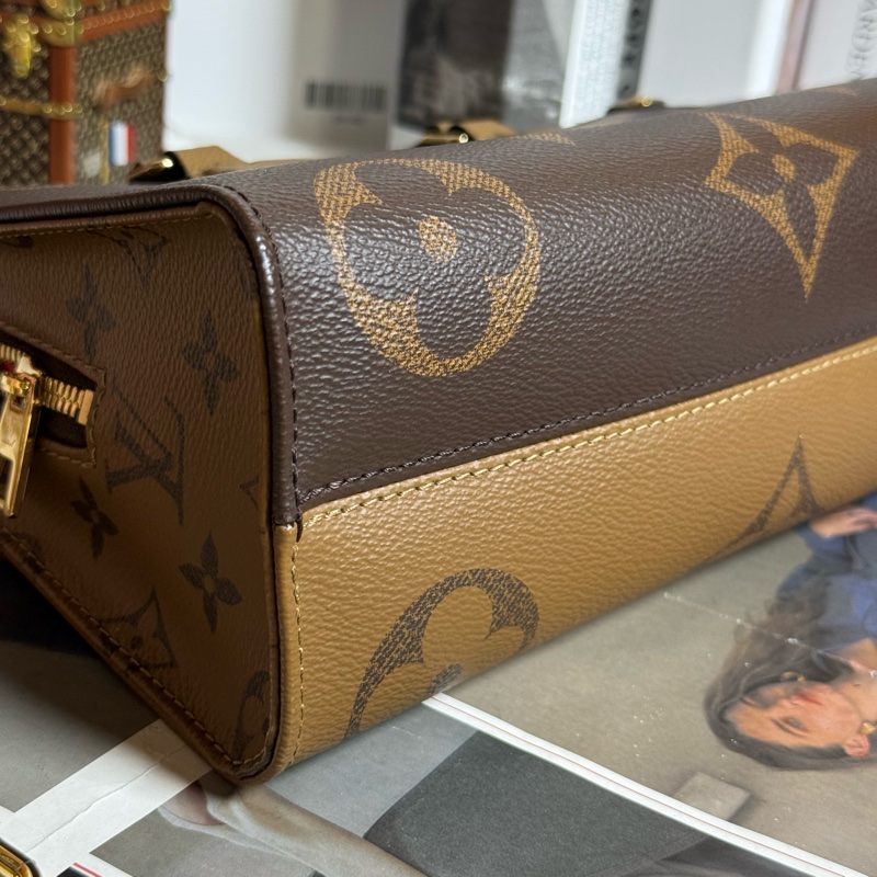 (日本購證全配🎁)LV M46653 OnTheGo East West系列 Reverse 皮革飾邊帆布手提/斜背包✨最新晶片款-8