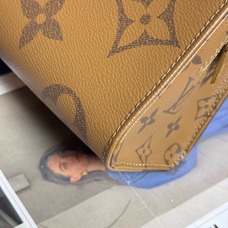 (日本購證全配🎁)LV M46653 OnTheGo East West系列 Reverse 皮革飾邊帆布手提/斜背包✨最新晶片款-11