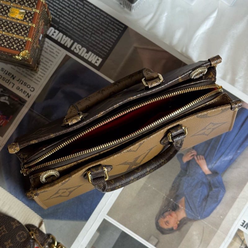 (日本購證全配🎁)LV M46653 OnTheGo East West系列 Reverse 皮革飾邊帆布手提/斜背包✨最新晶片款-13