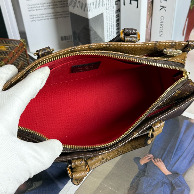 (日本購證全配🎁)LV M46653 OnTheGo East West系列 Reverse 皮革飾邊帆布手提/斜背包✨最新晶片款-14