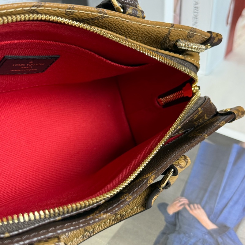 (日本購證全配🎁)LV M46653 OnTheGo East West系列 Reverse 皮革飾邊帆布手提/斜背包✨最新晶片款-15