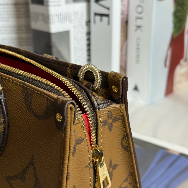 (日本購證全配🎁)LV M46653 OnTheGo East West系列 Reverse 皮革飾邊帆布手提/斜背包✨最新晶片款-17