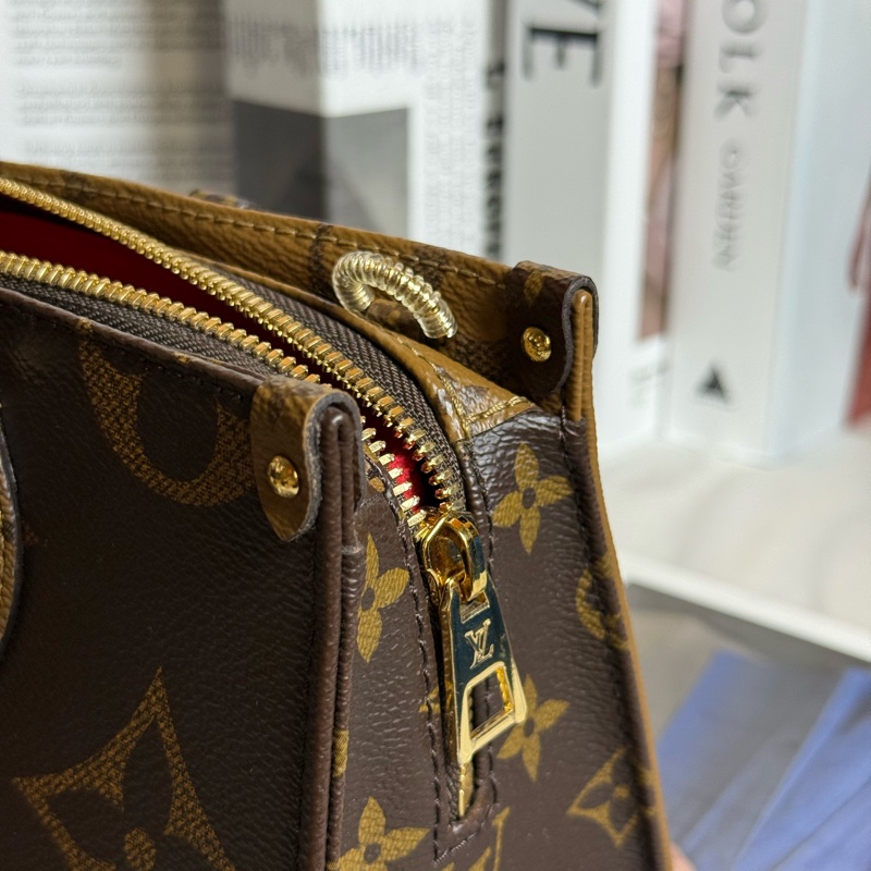 (日本購證全配🎁)LV M46653 OnTheGo East West系列 Reverse 皮革飾邊帆布手提/斜背包✨最新晶片款-18