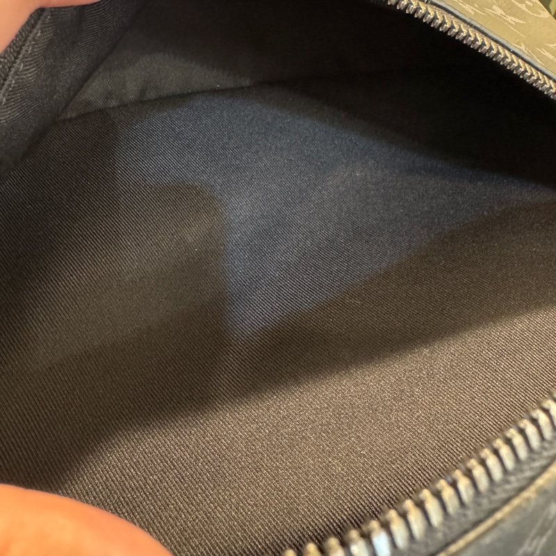 LV Discovery PM黑灰原花後背包-11