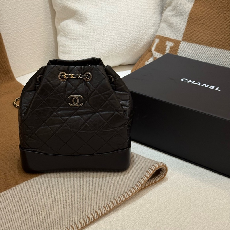 小帥小時髦CHANEL 黑金雙鏈束口後背小號流浪包-0