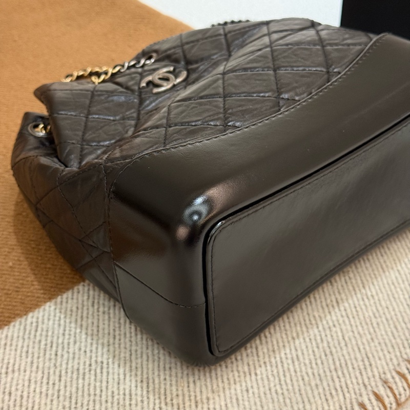 小帥小時髦CHANEL 黑金雙鏈束口後背小號流浪包-2