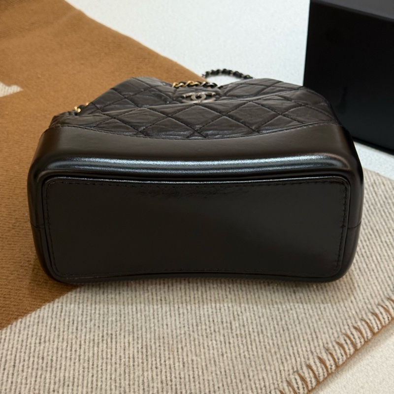 小帥小時髦CHANEL 黑金雙鏈束口後背小號流浪包-3