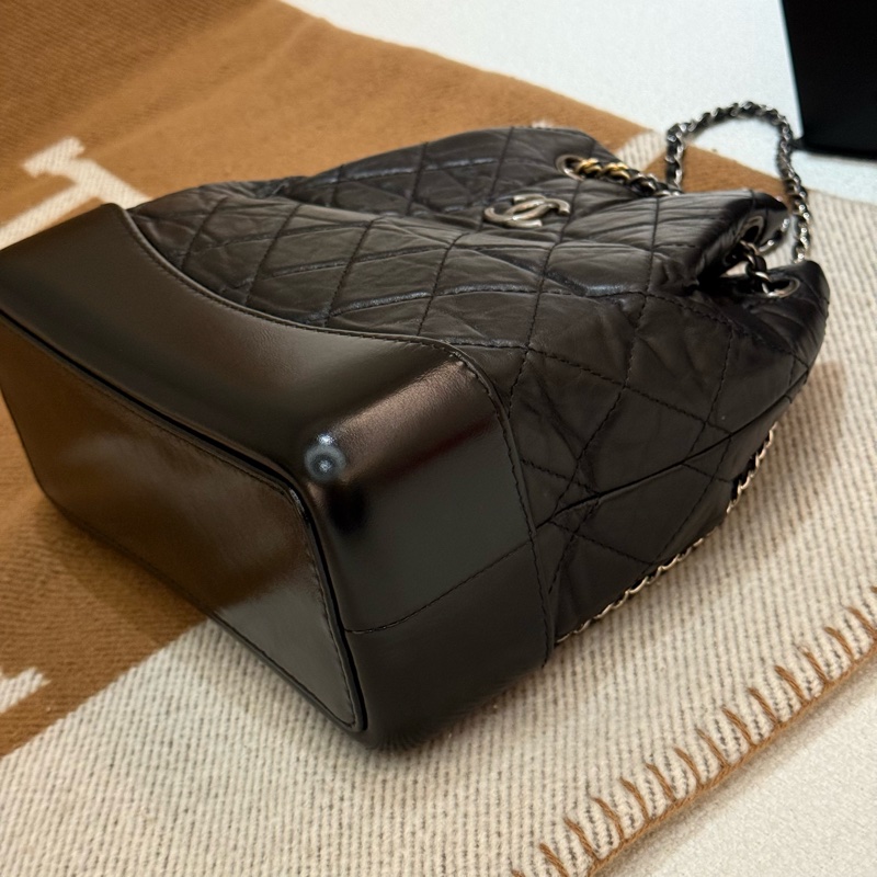 小帥小時髦CHANEL 黑金雙鏈束口後背小號流浪包-4