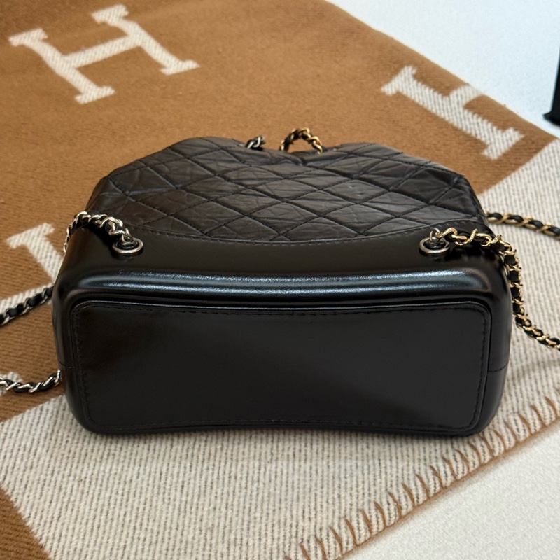 小帥小時髦CHANEL 黑金雙鏈束口後背小號流浪包-5