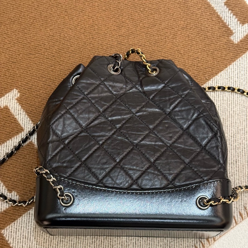 小帥小時髦CHANEL 黑金雙鏈束口後背小號流浪包-6