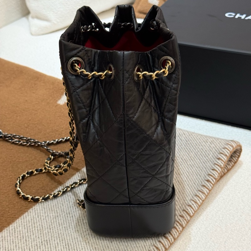 小帥小時髦CHANEL 黑金雙鏈束口後背小號流浪包-8