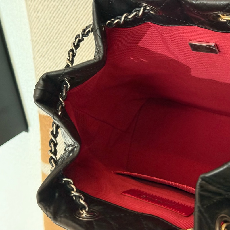 小帥小時髦CHANEL 黑金雙鏈束口後背小號流浪包-9