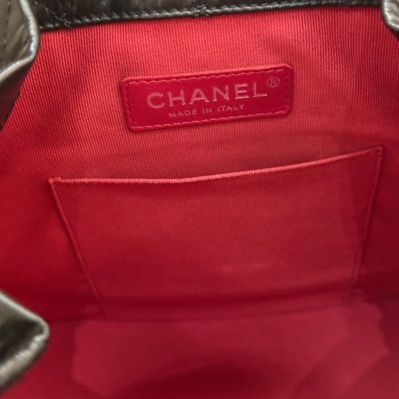 小帥小時髦CHANEL 黑金雙鏈束口後背小號流浪包-11