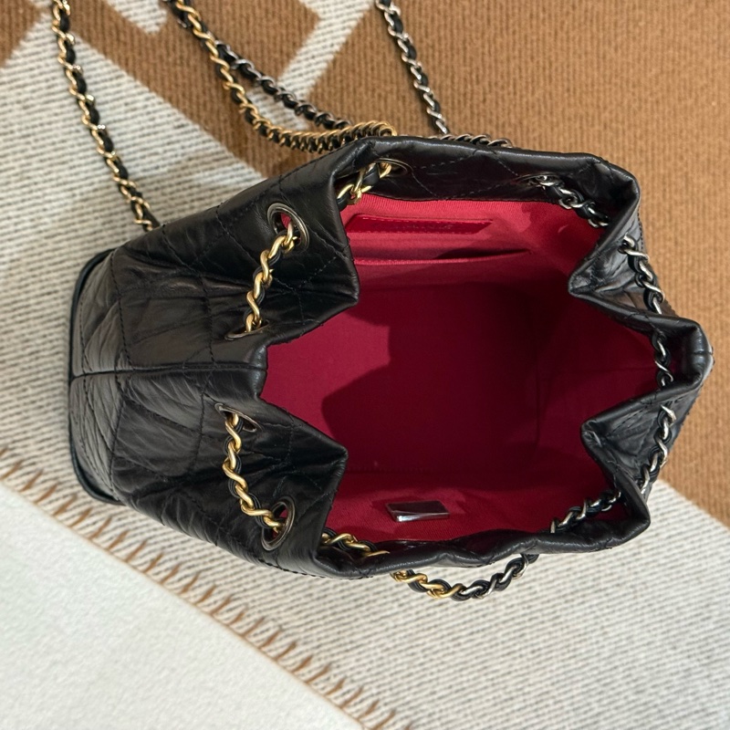 小帥小時髦CHANEL 黑金雙鏈束口後背小號流浪包-12