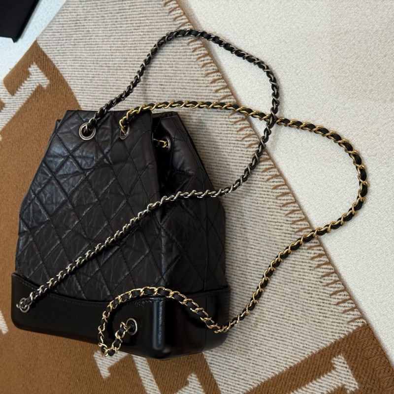 小帥小時髦CHANEL 黑金雙鏈束口後背小號流浪包-13