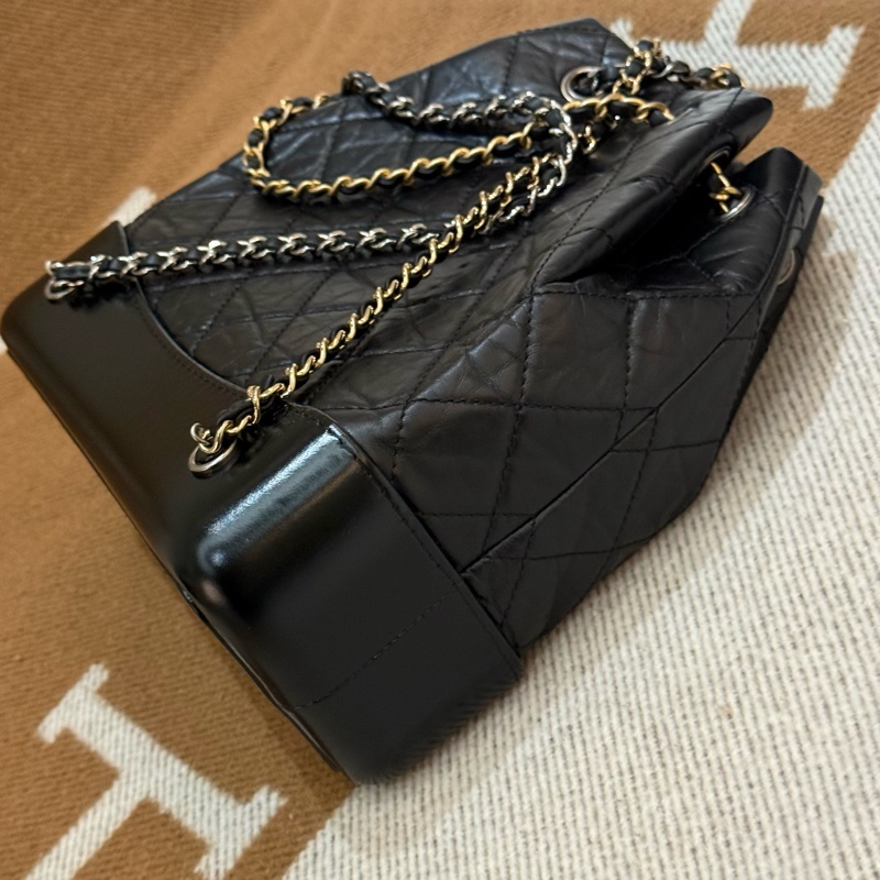 小帥小時髦CHANEL 黑金雙鏈束口後背小號流浪包-14