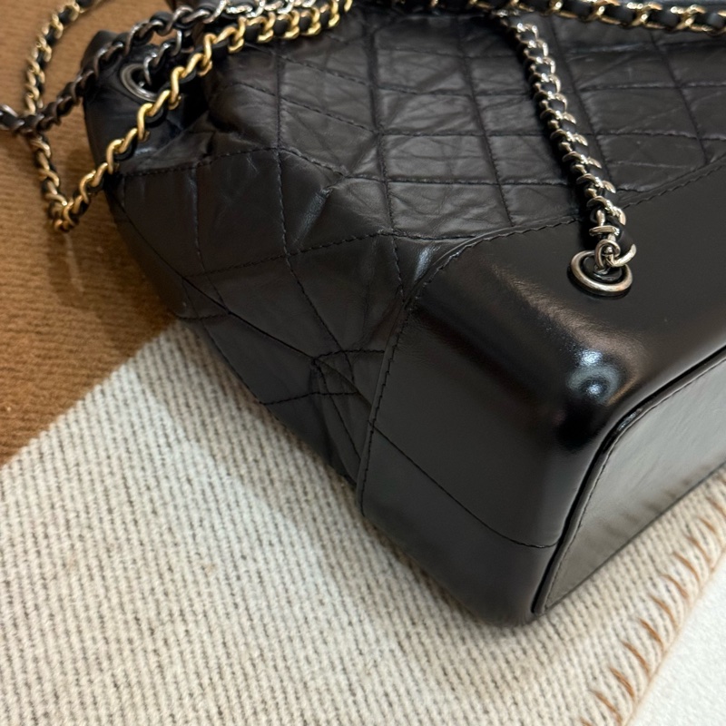 小帥小時髦CHANEL 黑金雙鏈束口後背小號流浪包-15