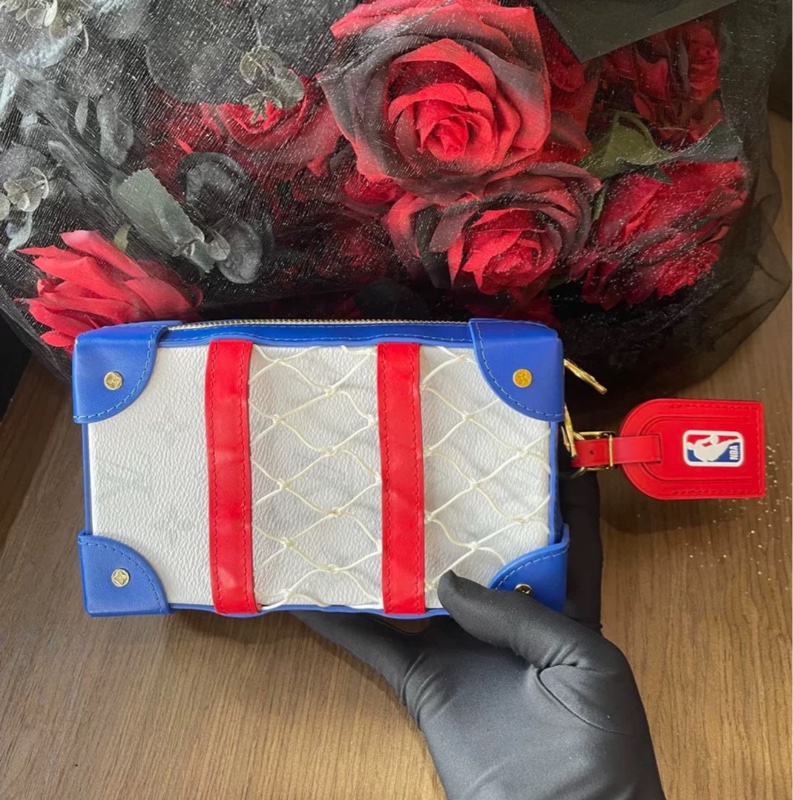 🈶購證 #櫃上九萬入手 #近新大全配 Lv soft trunk nba聯名限定款盒子斜挎包-13