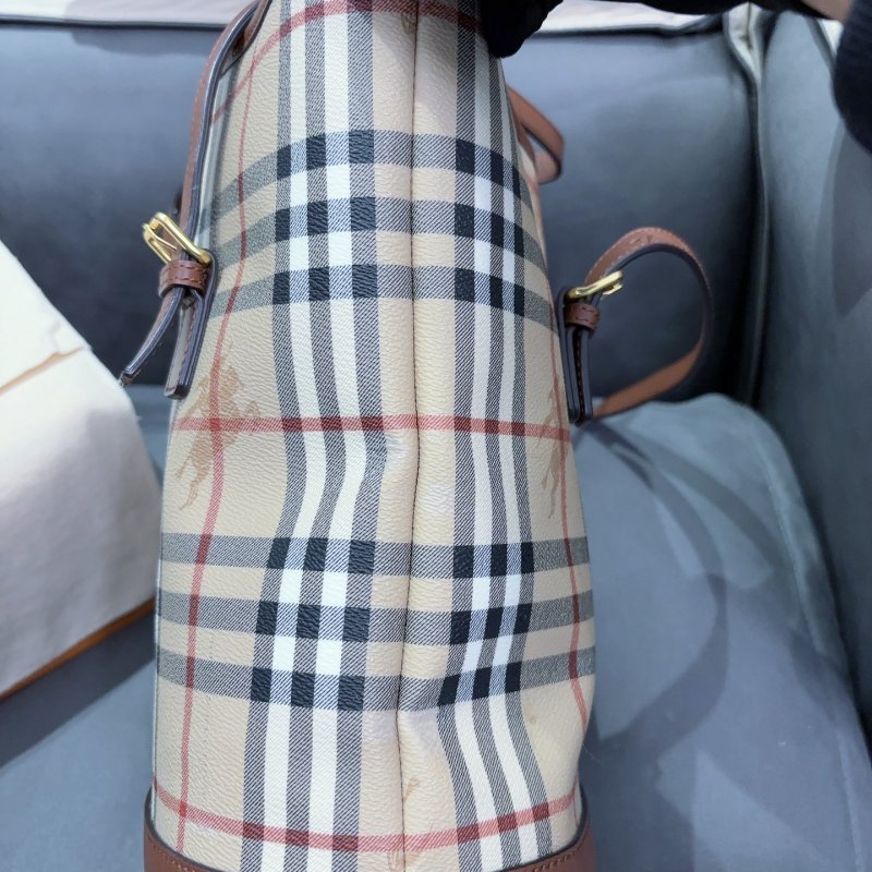 Burberry 戰馬格紋水桶單肩包 熱門款 中古包 很新 配件塵袋-4