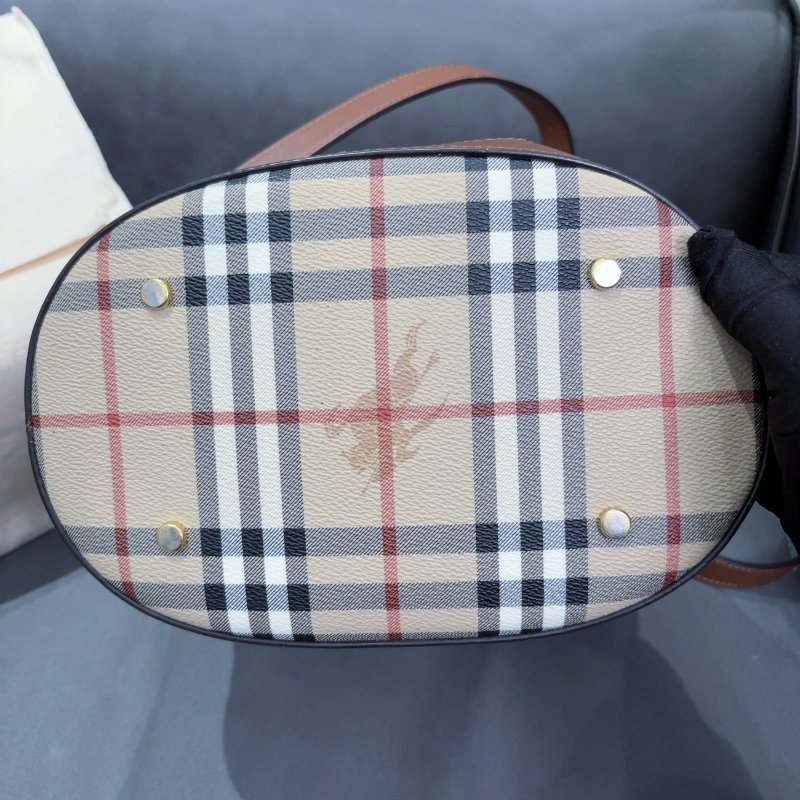 Burberry 戰馬格紋水桶單肩包 熱門款 中古包 很新 配件塵袋-7