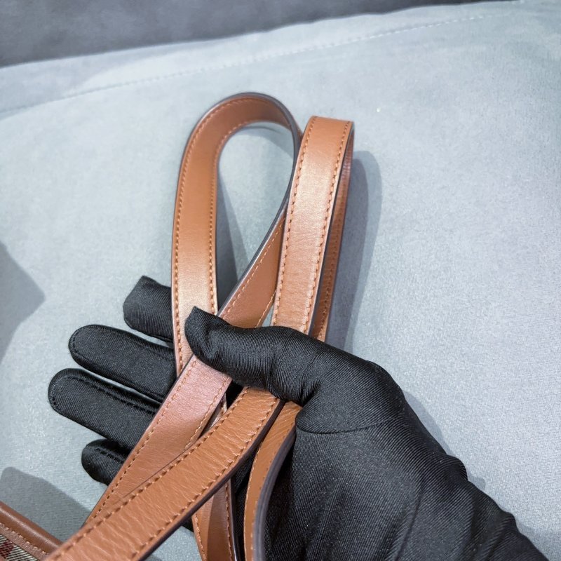 Burberry 戰馬格紋水桶單肩包 熱門款 中古包 很新 配件塵袋-8