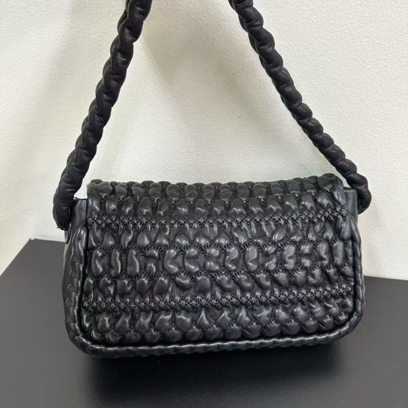 Chanel 限量款手提腋下包-4