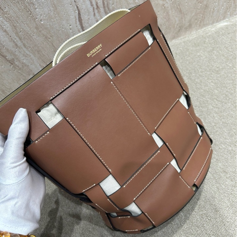 Burberry 鏤空編織水桶包-2