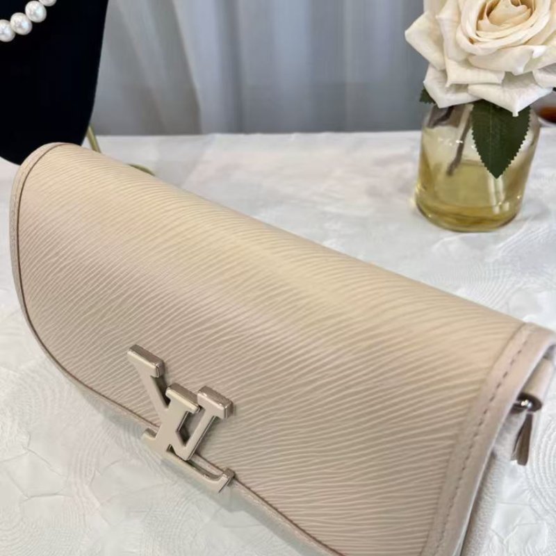 LV BUCI 奶白色水波紋 法棍包 芯片款 99新 24.5*15.5*9 配件塵袋-4