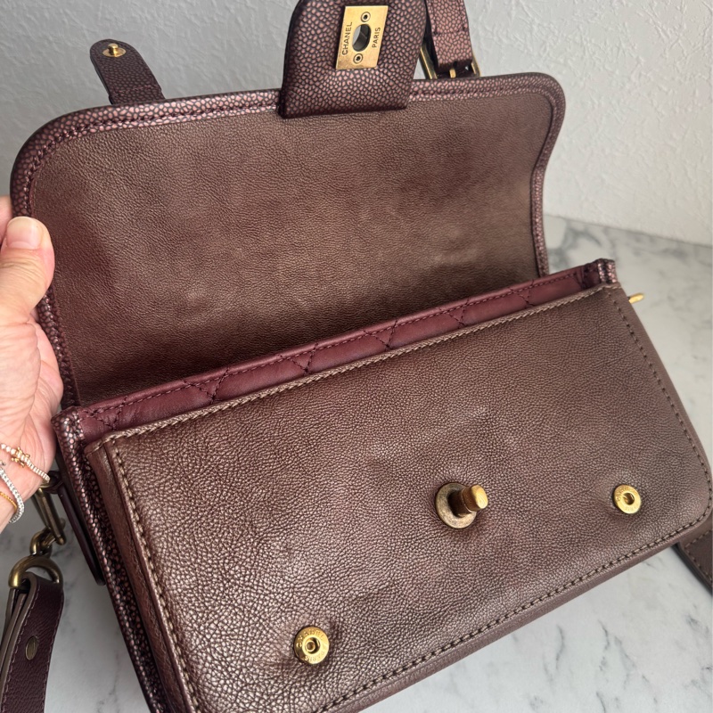 Chanel 酒紅色雙扣斜背包-5