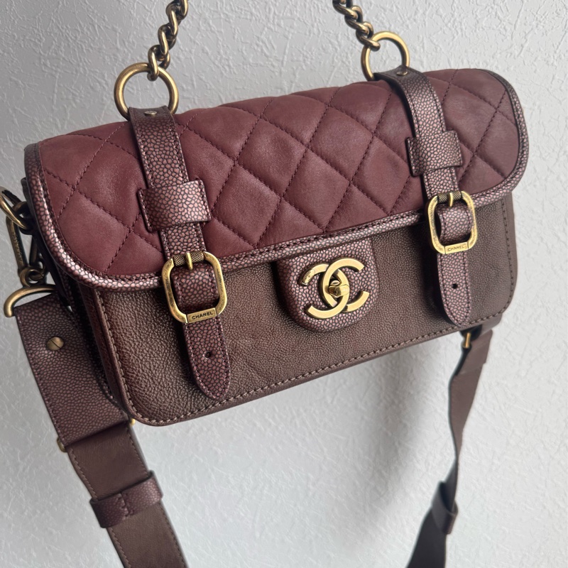 Chanel 酒紅色雙扣斜背包-10