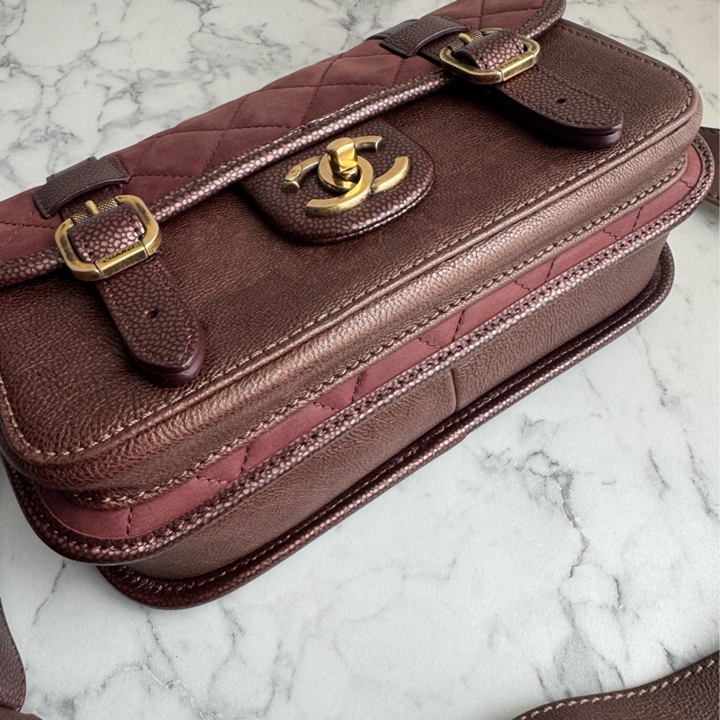 Chanel 酒紅色雙扣斜背包-15