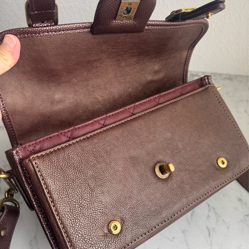 Chanel 酒紅色雙扣斜背包-17