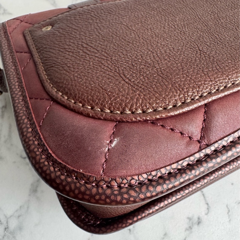 Chanel 酒紅色雙扣斜背包-20