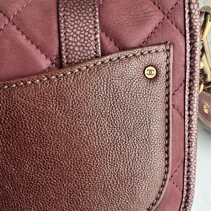 Chanel 酒紅色雙扣斜背包-23