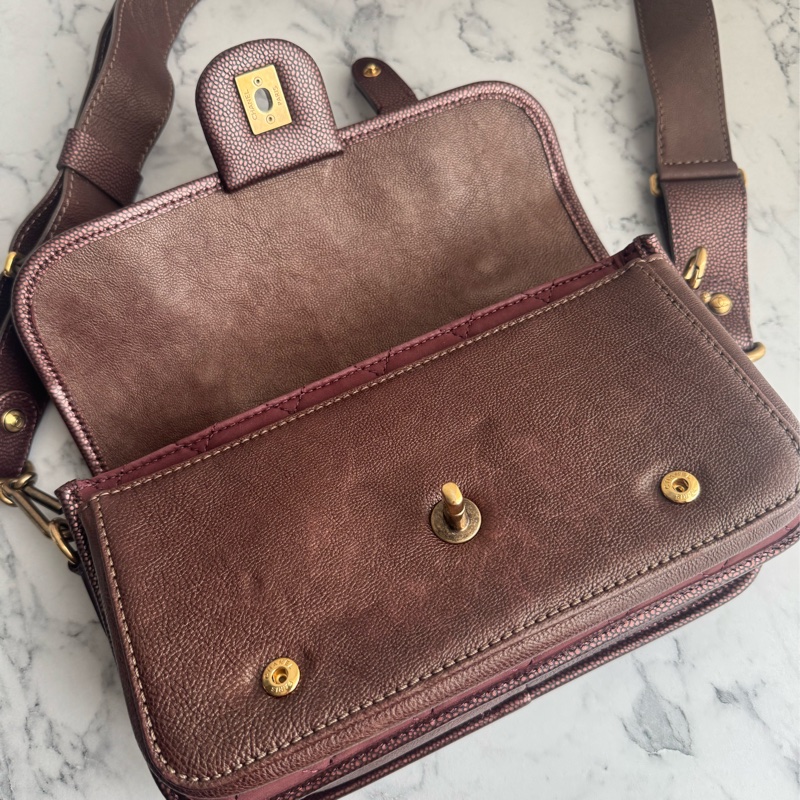 Chanel 酒紅色雙扣斜背包-24