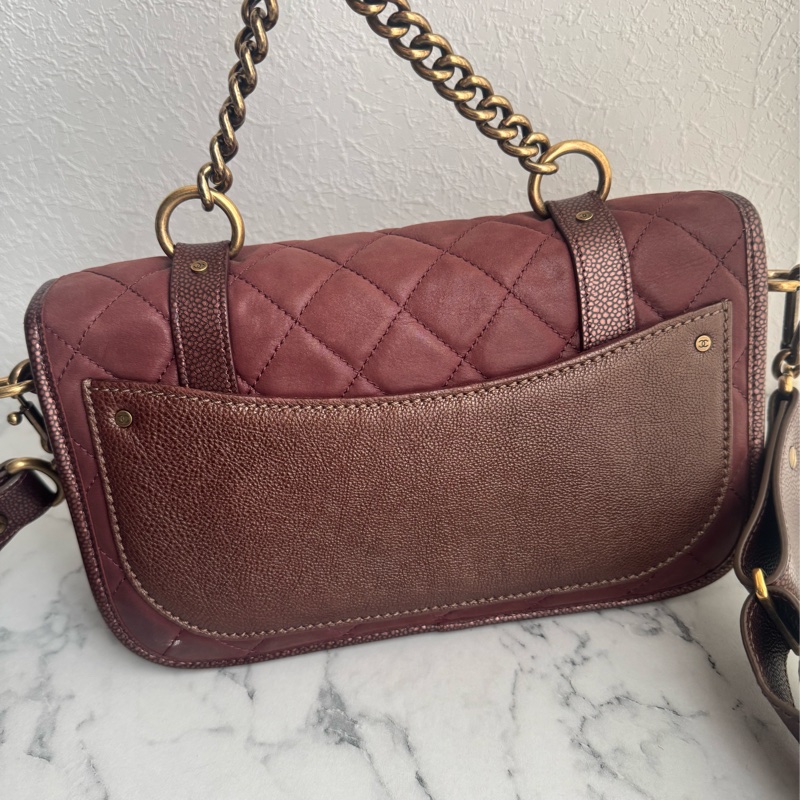 Chanel 酒紅色雙扣斜背包-25