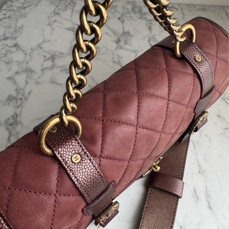 Chanel 酒紅色雙扣斜背包-27