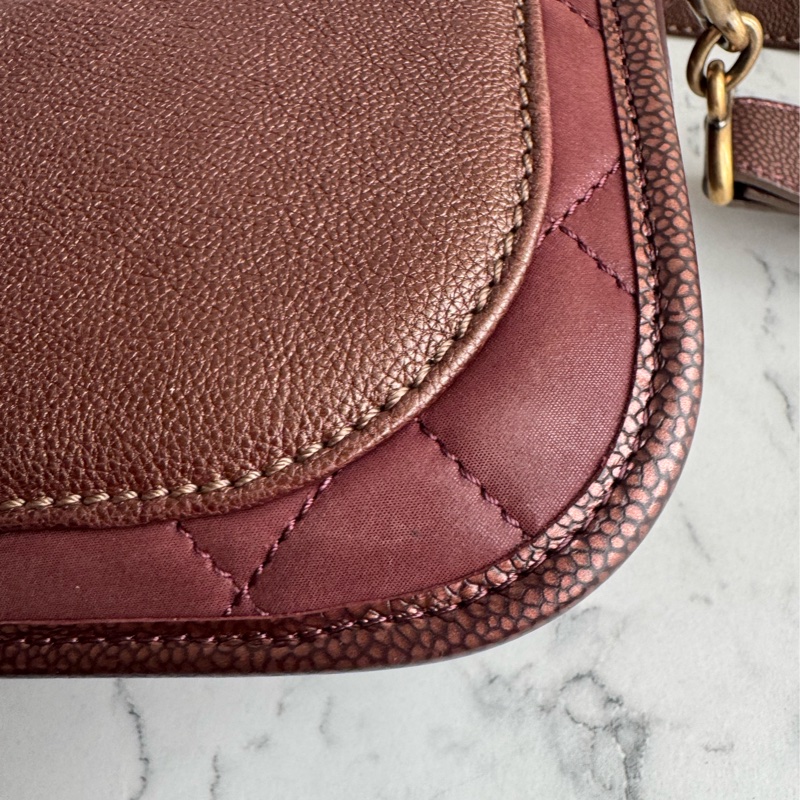 Chanel 酒紅色雙扣斜背包-32