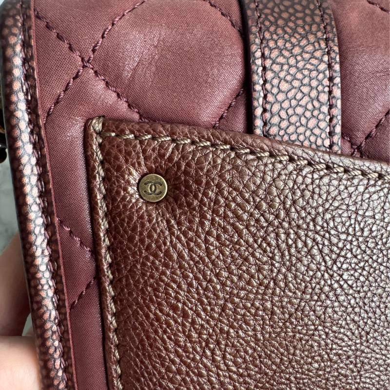 Chanel 酒紅色雙扣斜背包-33