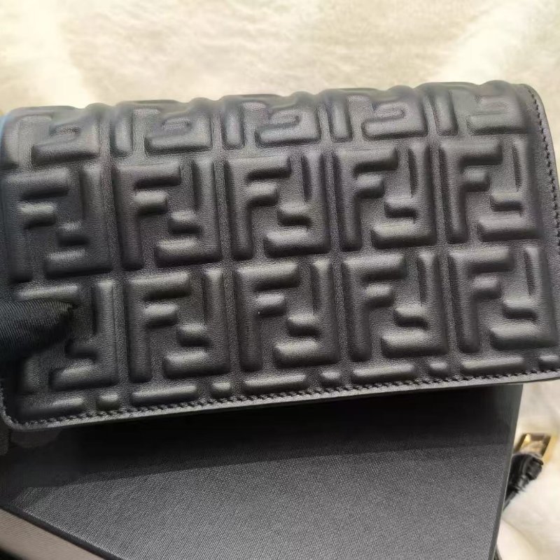 FENDI法棍包 金扣 老花LOGO壓紋 FF圖案 納帕羔羊皮 手提斜背 全新 配件塵袋盒子(細節私訊)-3