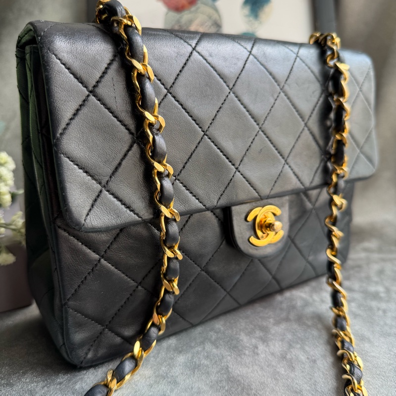Chanel Vintage 金色CC Logo 小羊皮鍊帶斜背包(黑色)-4