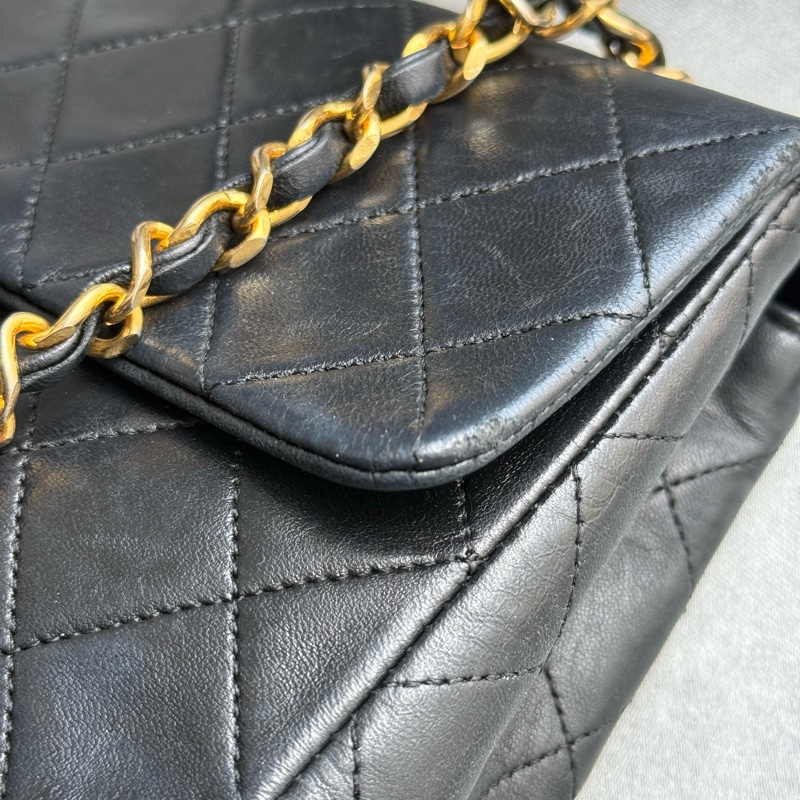 Chanel Vintage 金色CC Logo 小羊皮鍊帶斜背包(黑色)-5