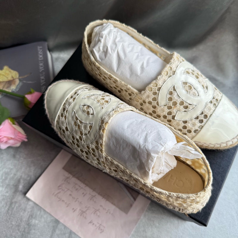 Chanel CC Logo 漆皮及蕾絲草編鉛筆鞋/漁夫鞋(白色) 37-0