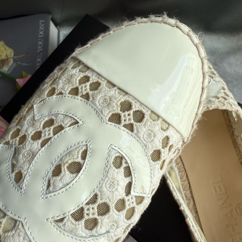 Chanel CC Logo 漆皮及蕾絲草編鉛筆鞋/漁夫鞋(白色) 37-5