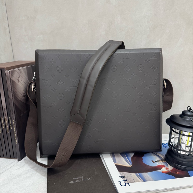 Louis Vuitton 硬殼肩背公事包-1