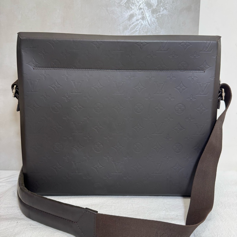Louis Vuitton 硬殼肩背公事包-7