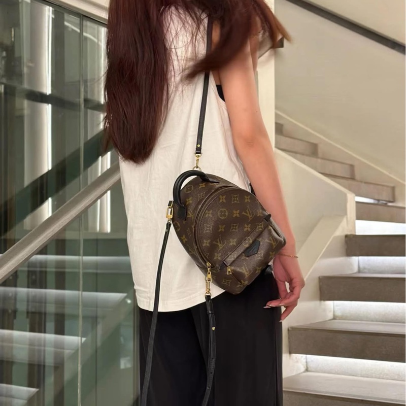 ✨售 二手真品 LV M44873 Palm Springs Mini 新版拉鏈 小書包 後背包-16