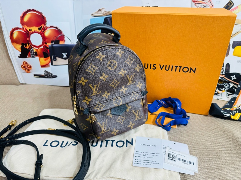 ✨售 二手真品 LV M44873 Palm Springs Mini 新版拉鏈 小書包 後背包-32